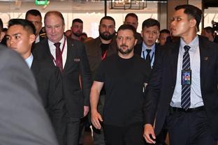 塞尔维亚总统武契奇接见塞尔维亚男篮全队 并获赠签名球衣和篮球